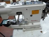 Пуговичная машина с функцией пришивания этикетки.