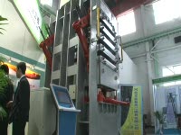 Многопролетный гидравлический горячий пресс для изготовления дверных накладок