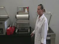 Упаковка свежего мяса в контейнеры