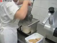 Терка для сыра в работе