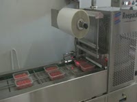 Упаковка мясного фарша в контейнеры