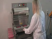 Упаковка мелких кусков мяса в контейнеры