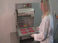 Упаковка мясного фарша в контейнеры