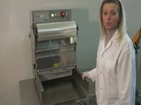 Упаковка салата в контейнеры