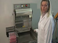 Упаковка свежего мяса в контейнеры