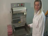 Упаковка крупных кусков мяса в контейнеры