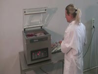 Упаковка свежего мяса в пакеты