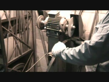 Зачистка сварочного шва на ленточной пиле после сварки.