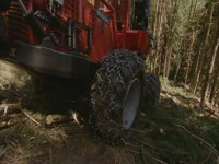 Komatsu 931.1 комбайн с кабелем тяги на крутом склоне приложения