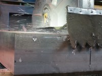 Резка металлической плиты дисковой пилой ЕЕ по алюминию (финиш резания)