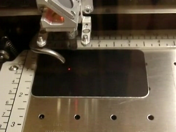 Лазерная гравировка на алюминиевой пластине