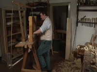 Старинные ленточнопильный и токарный станок.