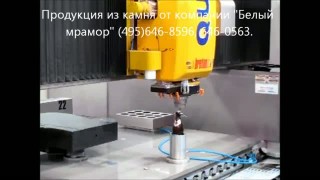 Станок по камню открывает бутылку пива.