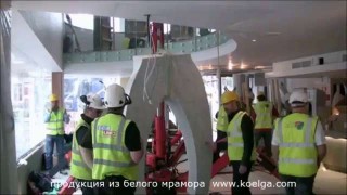 Уникальная мраморная лестница из белого и серо-голубого каррарского мрамора.