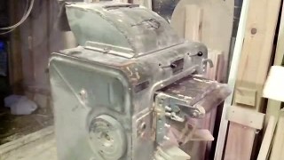 Рейсмусовый станок в работе.