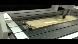 Фрезерный станок 1200 на 2400 в работе на производстве