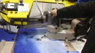 Современный ленточно-пильный станок.