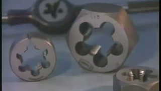 Нарезание наружной резьбы плашкой.