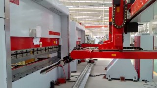 Промышленный робот для листогиба