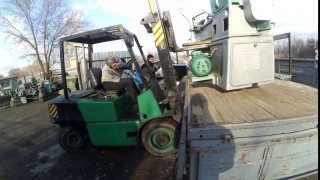 Загрузка погрузчиком токарно винторезного станка 1А616