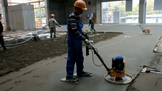 Затирочная машина для стяжек VPK SKAT 600 в работе.