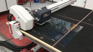 Цикл раскроя стекла с наклейкой этикеток на столе Genius CT-A