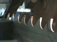 Промежуточное состояние режущих кромок зубьев при заточке пилы после плющения