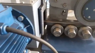 Станок для очистки профильных труб РП 4-80 в работе