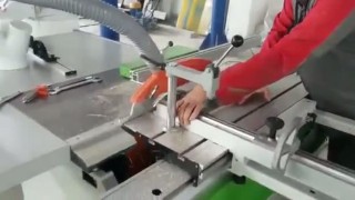 Форматно-раскроечный станок WoodTec 3200 R в работе