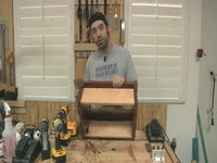 Навесная деревянная полка для зарядки дрелей