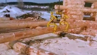 Сборка сруба краном с клещами для захвата бревна