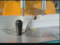 Автоматическая пила с нижней подачей диска и пневматическими прижимами ACK 420