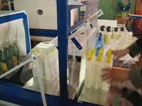 Упаковка бутылок. Упаковочный станок Альфапак-550Р