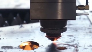 Оптоволоконный лазерный станок для резки металла LN3015