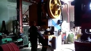 Пресс однокривошипный с передвижным столом КД1428В 63т