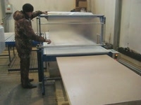 Упаковка дверей на предприятии. Упаковочный станок Альфапак-550М РЭМ