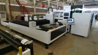 Оптоволоконный лазерный станок со сменным столом XTC-1530H