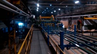 Линия лущения, рубки и укладки шпона