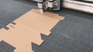Осцилирующий и биговочный ножи. Резка картона на плоттерном раскройщике AOL