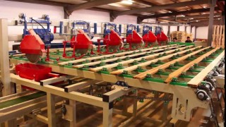 Проходная торцовочная пила с верхним расположением пил