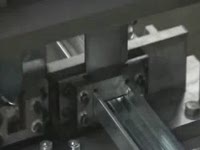 Фасонная гильотина на станке для профилей КНАУФ