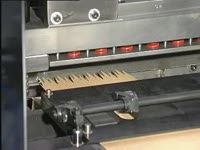 Демонстрация установки для сшивания полос шпона