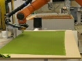 Робот KUKA раскраивает материал