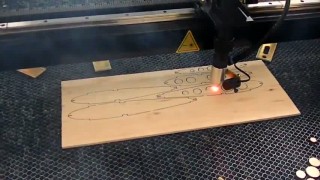 Резка деталей авиамодели на лазере.