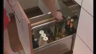 TANDEMBOX plus BLUMOTION - Bottle-Cutting board application in the Preparation zone