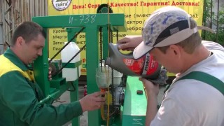 Заправка масла, пилорамы с бензиновым двигателем.