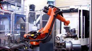 KR QUANTEC loading and unloading a machine tool - Обзор Kuka