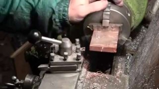 Торцевая обработка пластины на токарном станке.