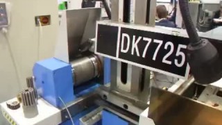 Станок электро-эрозионной резки металла.