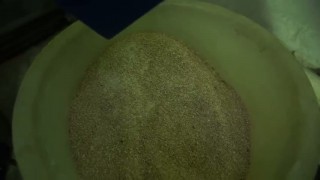 Дробилка вальцовая для зерна ДВ300 в работе